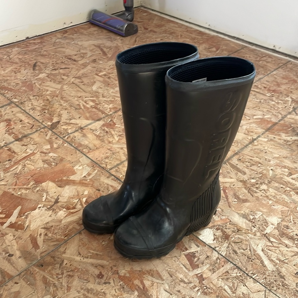 Sorel rain boots. Wellys w flare 😜 worn but still in great condition.